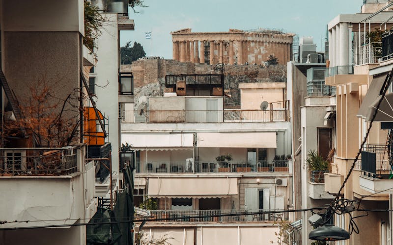 Partenon visto de uma rua moderna de Atenas