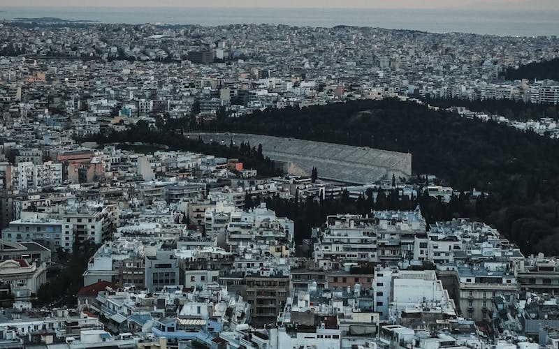 Bairros de Atenas vistos do alto, com o mar Egeu ao fundo