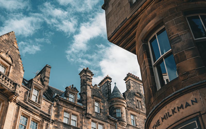 Edimburgo histórica sob céu azul