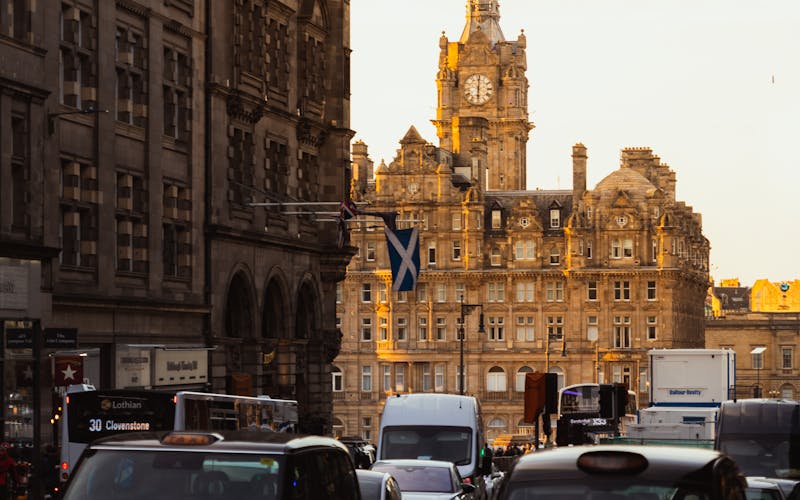 Rua icônica de Edimburgo ao entardecer