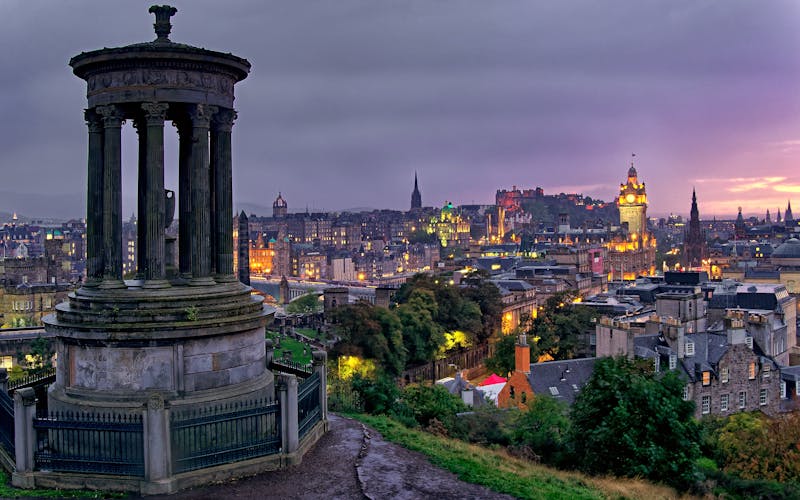 Vista de Calton Hill ao crepúsculo