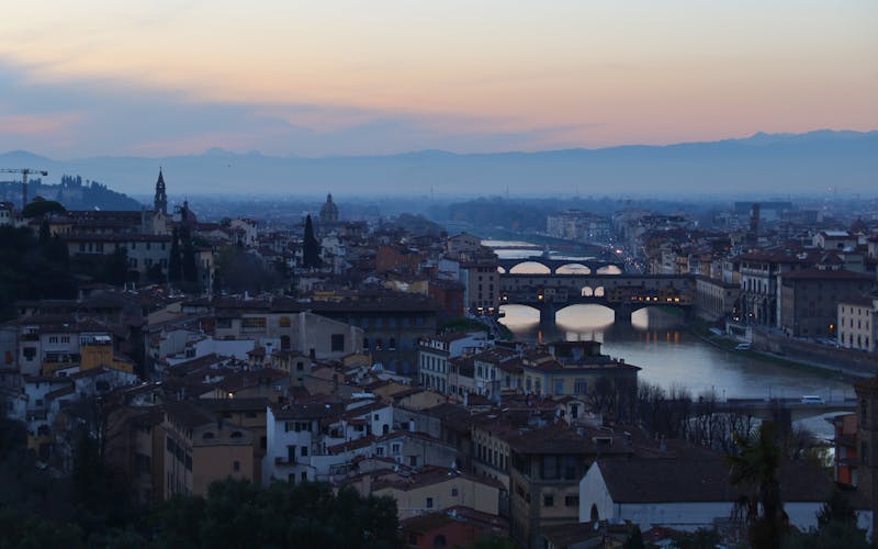 Ponte Vecchio e o rio Arno ao crepúsculo