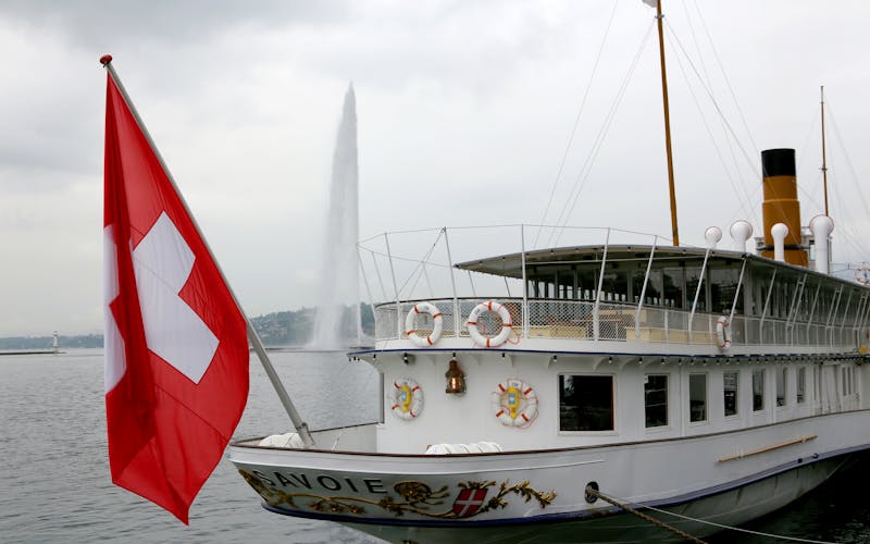Barco a vapor histórico no Léman