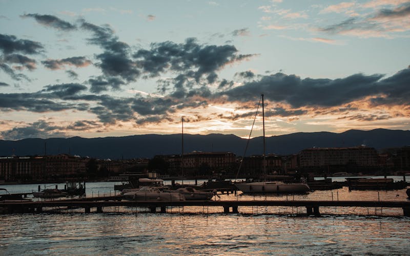 Iates ao pôr do sol no Lago Léman