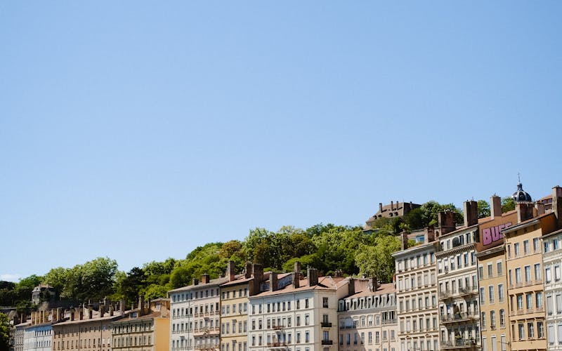 Casarões históricos à beira do Saône