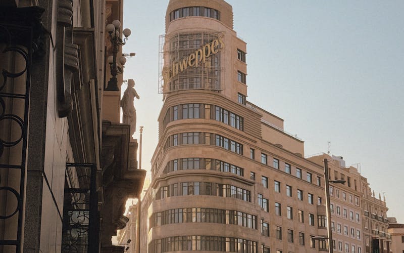 Edifício Schweppes iluminado