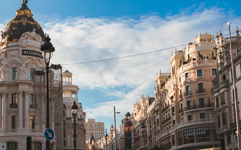 Edifício Metropolis sob céu limpo