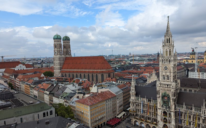 Marienplatz com Frauenkirche e Neues Rathaus