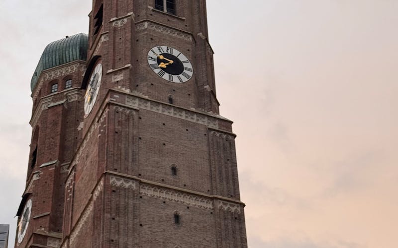 Torres da Frauenkirche contra céu pastel