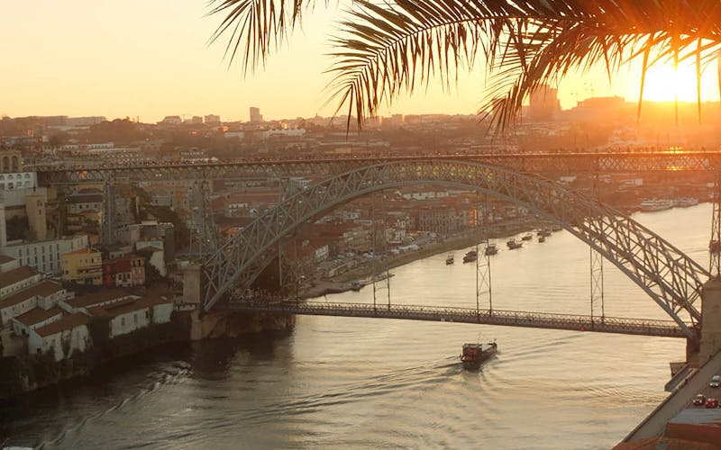 Ponte Dom Luís I sobre o Douro ao pôr do sol
