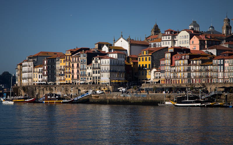 Casario colorido à beira do Douro
