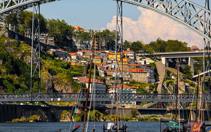 Barcos tradicionais e ponte Dom Luís