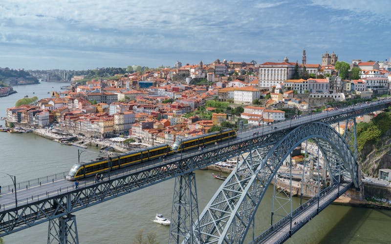 Bonde sobre a ponte Dom Luís