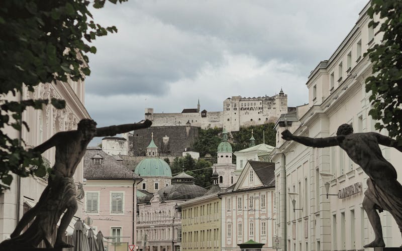 Arquitetura histórica com Hohensalzburg ao fundo