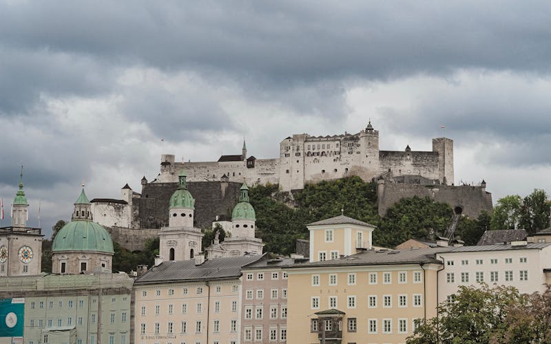 Skyline de Salzburgo com fortaleza
