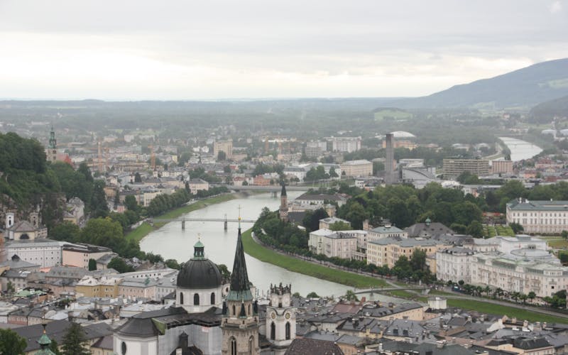 Vista aérea com igrejas e o Salzach