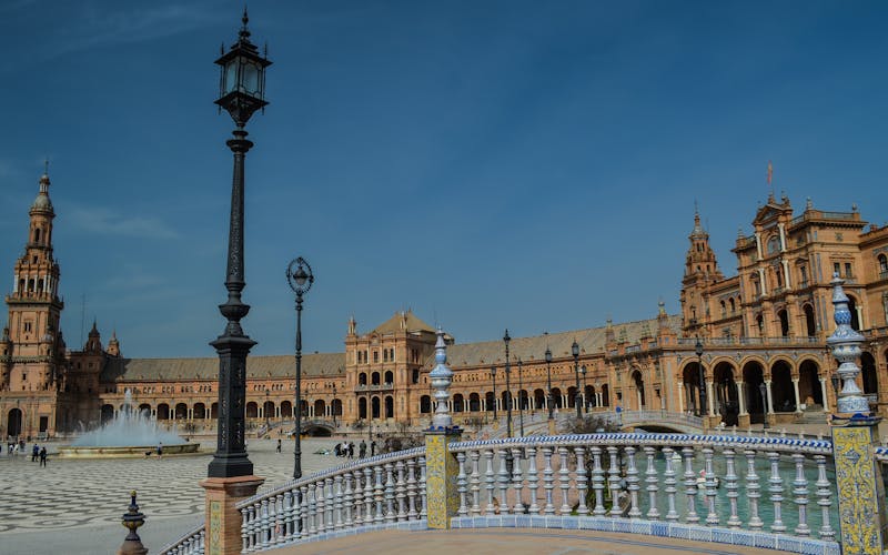 Plaza de España com fonte e arquitetura