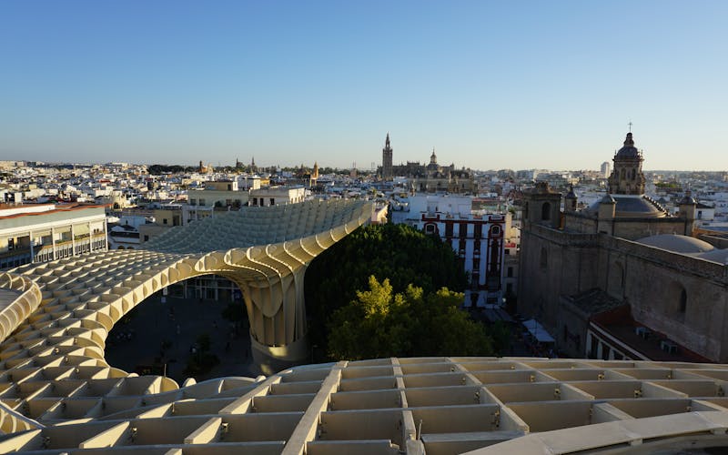 Metropol Parasol e skyline ao pôr do sol