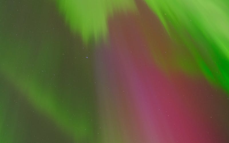 Aurora verde e rosa em Tromsø, Noruega
