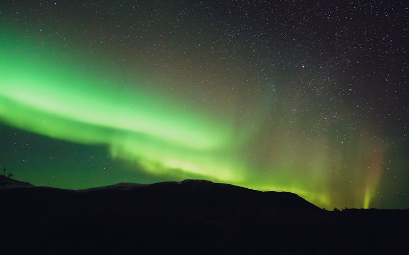 Luzes do norte intensas sobre montanhas