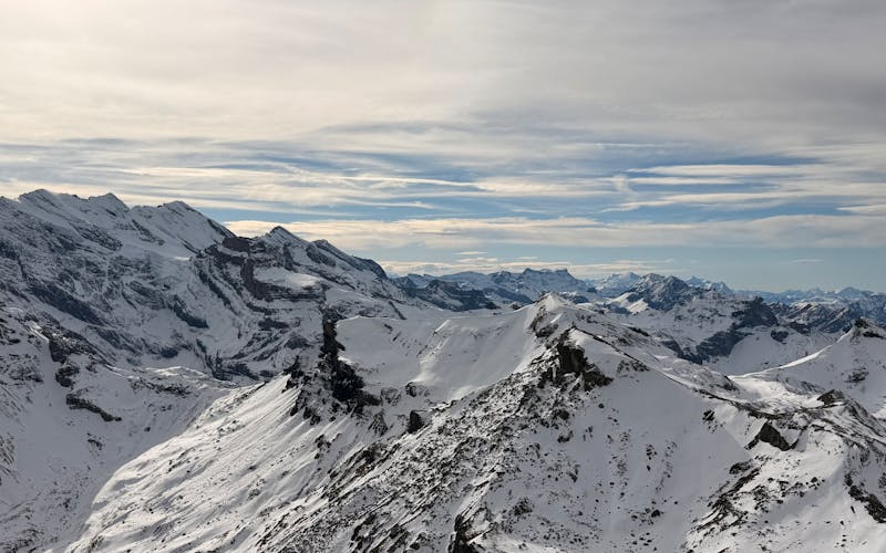 Lauterbrunnen com montanhas majestosas