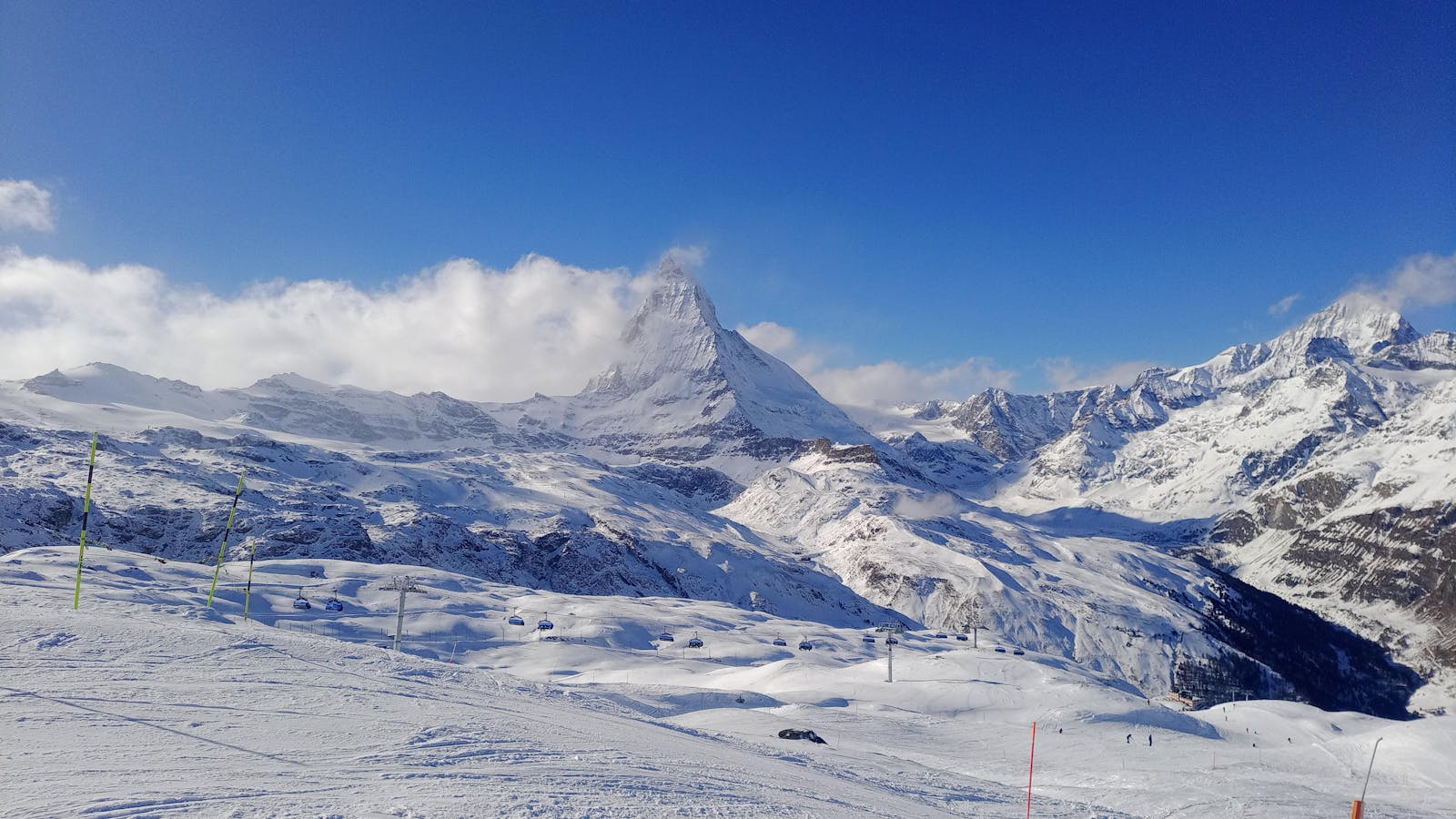 Inverno Europeu — Os Alpes em sua versão mais cinematográfica, onde estações exclusivas viraram refúgios da realeza europeia
