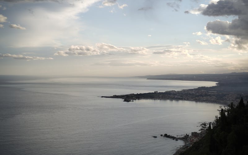 Costa de Taormina ao crepúsculo