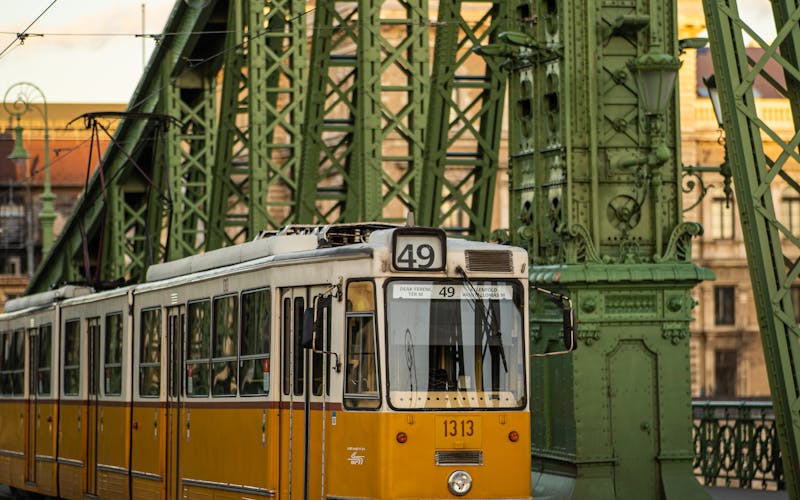 Bonde amarelo em Liberty Bridge ao crepúsculo