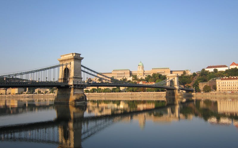 Chain Bridge e Castelo de Buda refletidos no Danúbio