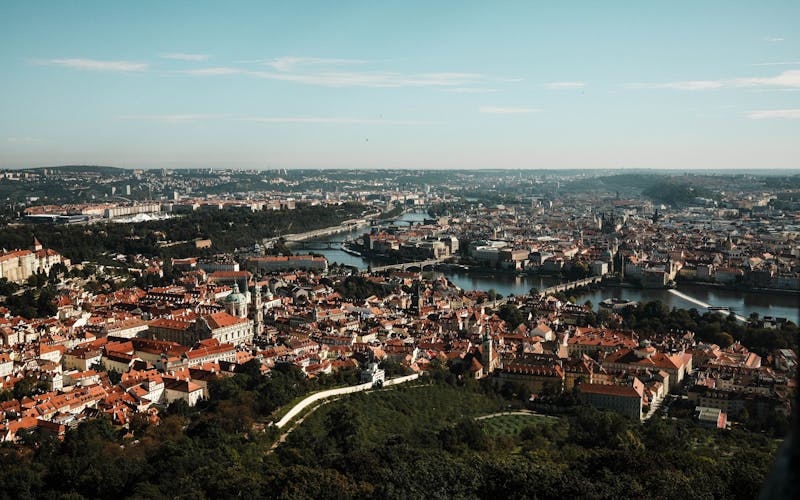 Charles Bridge e Vltava em vista aérea