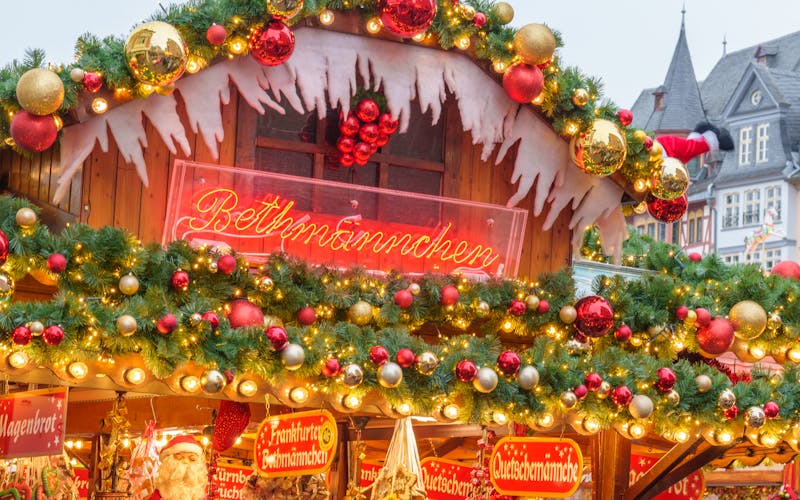 Mercado de Natal iluminado ao crepúsculo