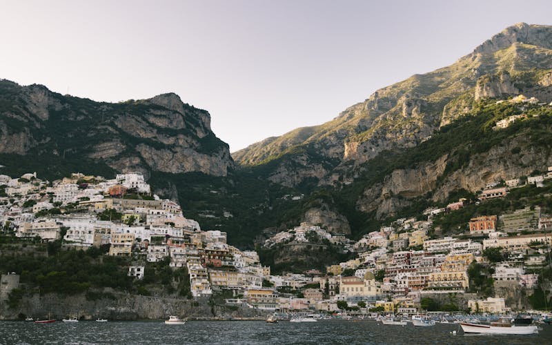 Positano com montanhas e arquitetura costeira