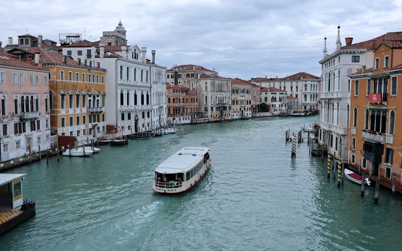 Canal pitoresco de Veneza com barco
