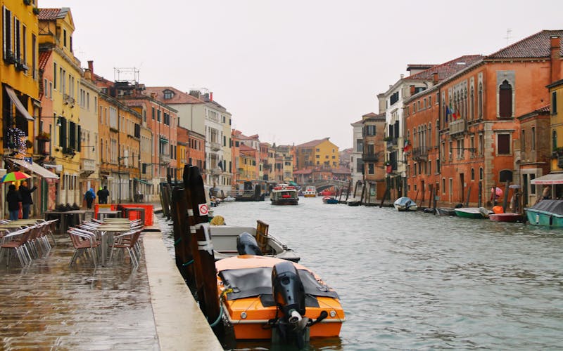 Canal colorido com cafés