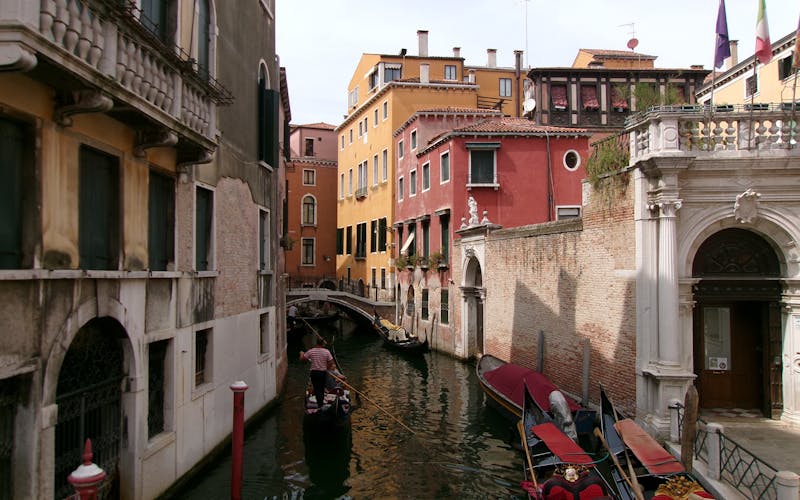 Gondola navegando o canal