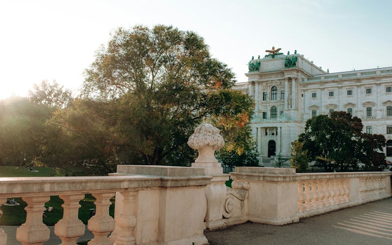 Hofburg ensolarado com jardins