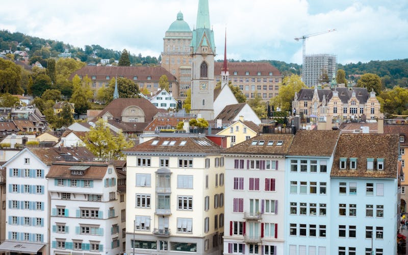 Bonde azul na cidade histórica
