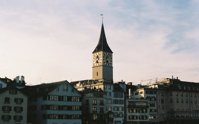 Torre da St. Peter ao crepúsculo