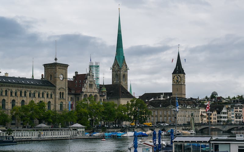 Torres de igrejas e o rio Limmat